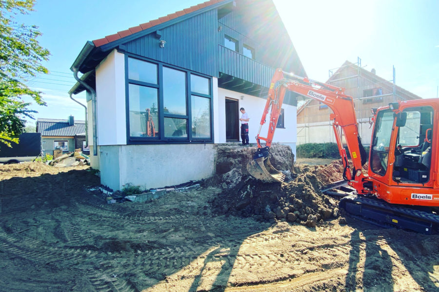 Hausansicht hinten nach Fassadensanierung und Grundstücksberäumung